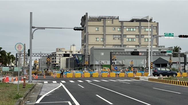 康桥大道平交道23日6时起正式通车启用。（警方提供／曹婷婷台南传真）