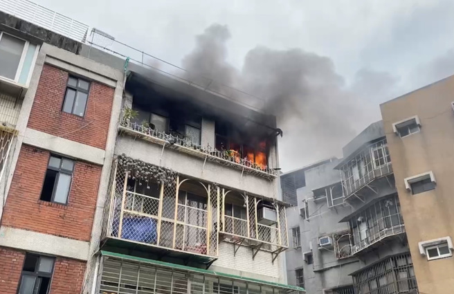 北投民宅火警！4樓「火舌竄出」，1人受困獲救。(葉庭欣/翻攝)