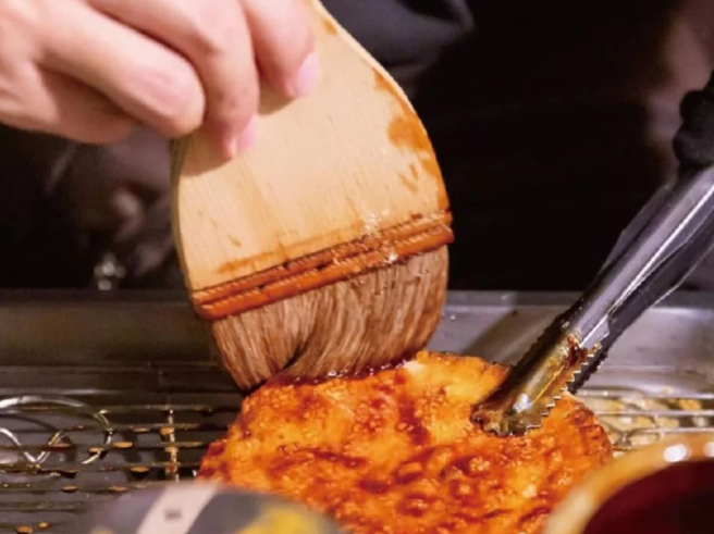 青年局辅导摊车品牌「稻惠日式手烧仙贝」职人现烤香酥仙贝，视觉味蕾飨宴，不用出国就能享受。(图/高雄市政府经济发展局提供)