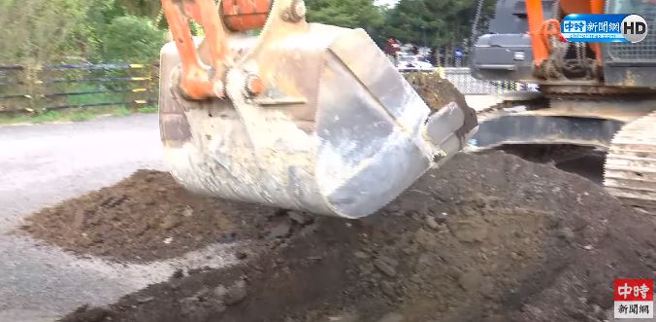 柯文哲新竹农地违规使用，拆除作业现场。(取自直播)