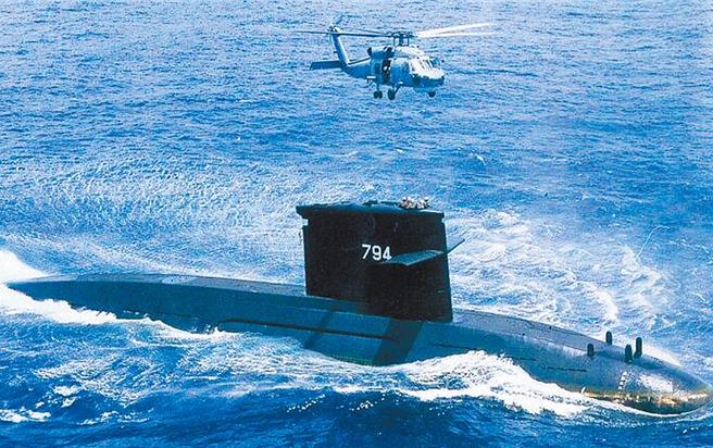 海军256战队海虎潜舰21日因装备脱落，实施浮航固定时，由于瞬间涌浪大，发生陈姓少校等6名官兵落水意外，目前3人失踪，连夜搜救。（摘自中华民国海军官网）