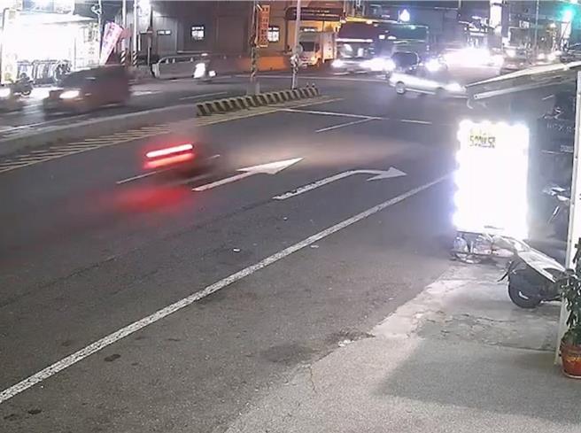 彰化市中山路一段103巷路口21日傍晚发生死亡车祸，路口监视器拍下肇事机车快速在中山路一段直行时，前方路口已有自小客车从对向左转到路中。（民眾提供／孙英哲彰化传真）