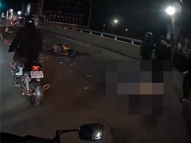  彰化市中山路一段103巷路口21日傍晚发生死亡车祸，机车骑士刘男倒卧路中，经送医仍伤重死亡。（民眾提供／孙英哲彰化传真）