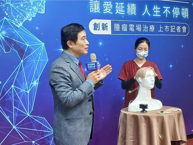 土城医院副院长魏国珍（左）表示，胶质母细胞瘤好发于男性，诊断年龄中位数为64岁，发生原因不明，只能靠提高警觉，早期发现早期治疗。（王家瑜摄）