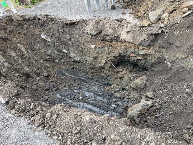 开挖处除了石头、泥土之外，还可看到砖块、水泥和钢筋等杂物。（王惠慧摄）