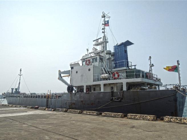 运毒的货轮「飞燕号」现被扣押在高雄港第55号码头，2024年1月2日进拍，起拍价288万元，27日开放登记参观。（行政执行署高雄分署提供／袁庭尧高雄传真）