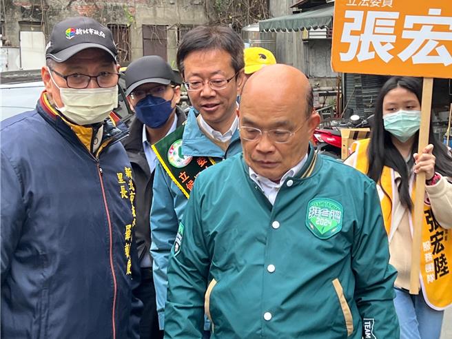 前行政院长苏贞昌今陪立委候选人张宏陆扫街拜票。（王扬杰摄）