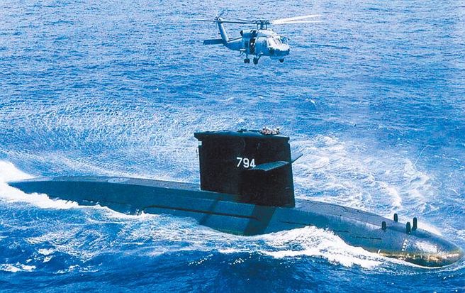 海軍256戰隊海虎潛艦21日因裝備脫落，實施浮航固定時，由於瞬間湧浪大，發生陳姓少校等6名官兵落水意外，目前3人失蹤，連夜搜救。（摘自中華民國海軍官網）