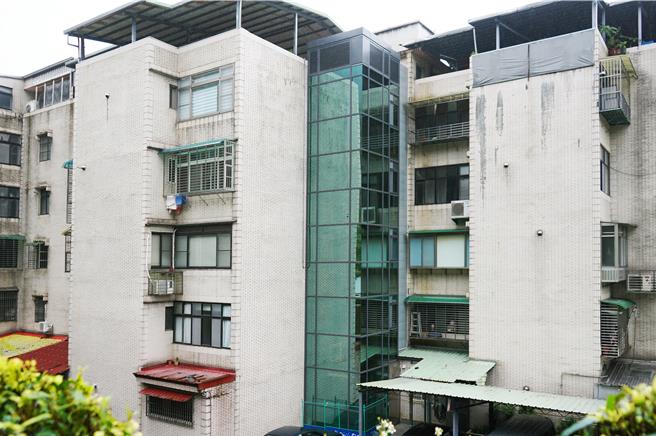 中和圆通路公寓增设电梯于上月完工，顺利取得市府320万的工程经费补助。（新北市城乡局提供／吕健豪新北传真）