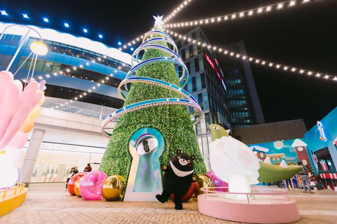 汉神巨蛋怪兽眨眼圣诞树与蛋仔兽（图片来源：高雄市观光局提供）