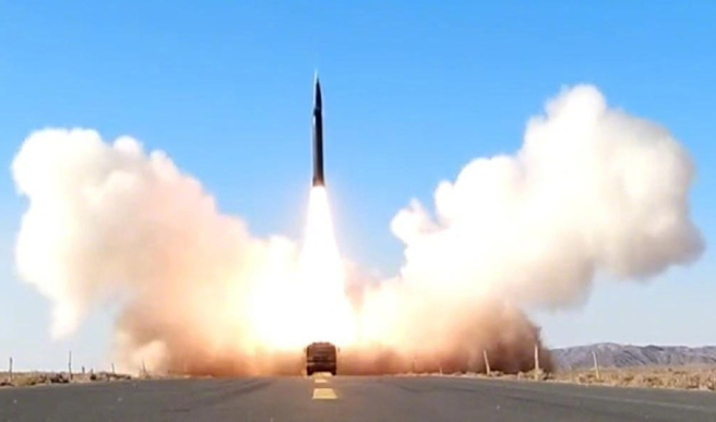 解放军试射东风17高超音速飞弹的画面。（央视）