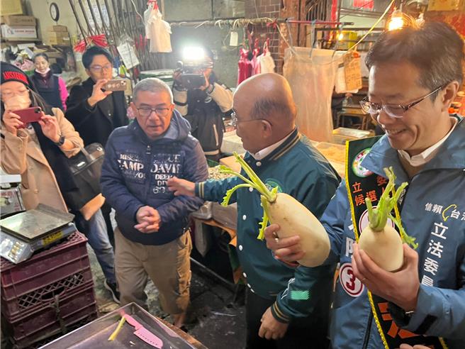摊商送上菜头，祝张宏陆有「好彩头」。（王扬杰摄）