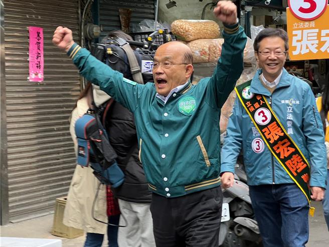 苏贞昌今天上午陪同张宏陆到板桥湳兴市场扫街拜票。（王扬杰摄）