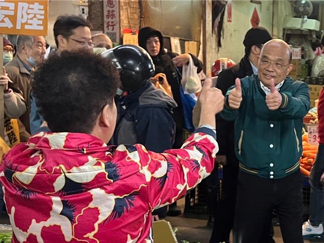 苏贞昌今天上午陪同张宏陆到板桥湳兴市场扫街拜票。（王扬杰摄）