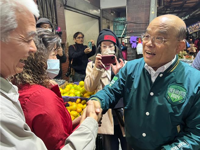 苏贞昌今天上午陪同张宏陆到板桥湳兴市场扫街拜票。（王扬杰摄）