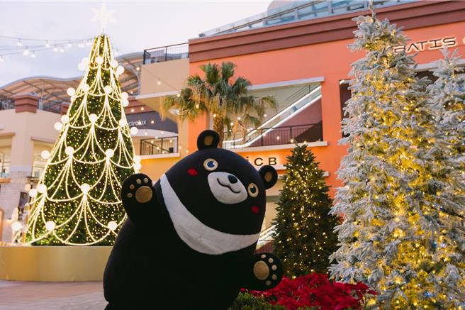 观光大使「高雄熊」搜集高雄各大漂亮耶诞树与庆祝活动，更替海内外旅客规画「高雄耶诞轻旅行」，带领市民及游客漫游高雄，寻访超美耶诞树。（高市府观光局提供／洪浩轩高雄传真）