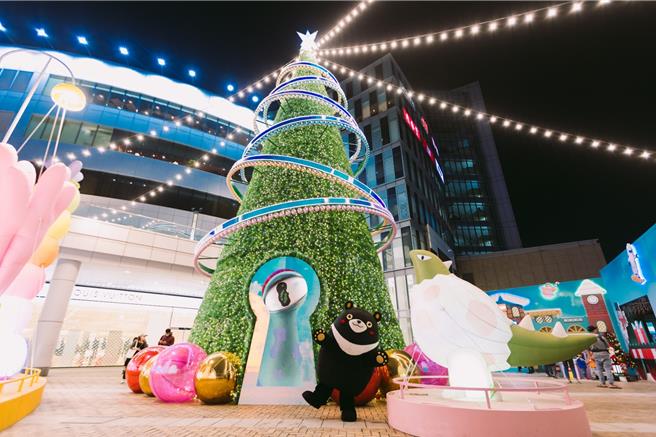 观光大使「高雄熊」搜集高雄各大漂亮耶诞树与庆祝活动，更替海内外旅客规画「高雄耶诞轻旅行」，带领市民及游客漫游高雄，寻访超美耶诞树。（高市府观光局提供／洪浩轩高雄传真）