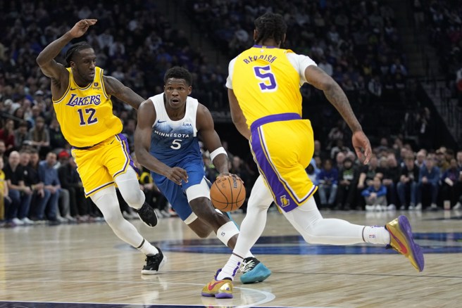 爱德华兹(中)轻松突破两名湖人球员包夹。(美联社)