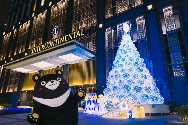 观光大使「高雄熊」搜集高雄各大漂亮耶诞树与庆祝活动，更替海内外旅客规画「高雄耶诞轻旅行」，带领市民及游客漫游高雄，寻访超美耶诞树。（高市府观光局提供／洪浩轩高雄传真）