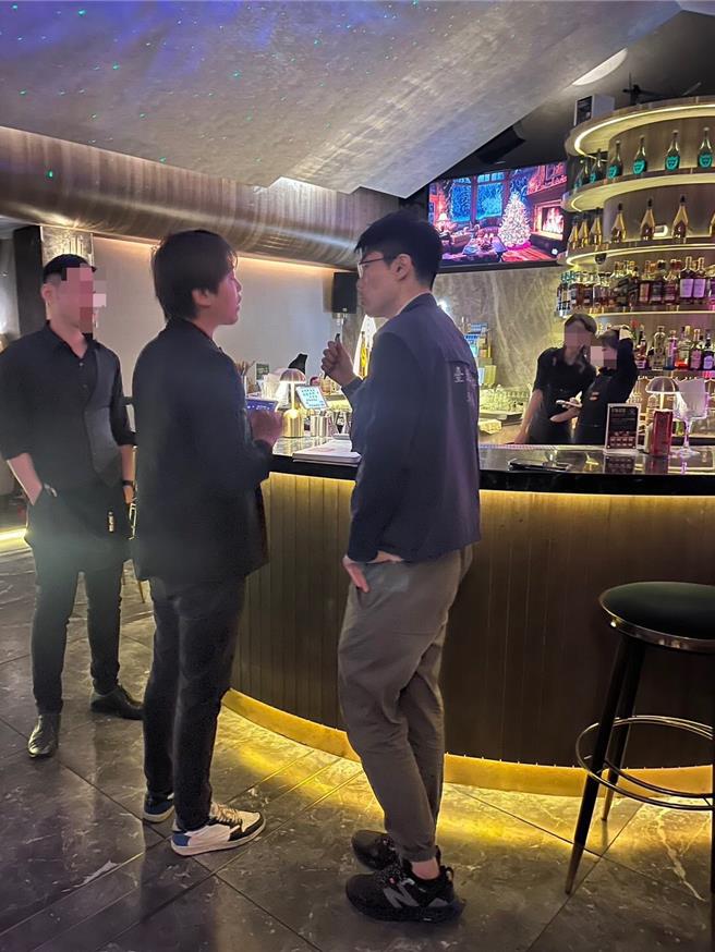 台北市環保局稽查人員稽查住宅區商家夜間時段播放音樂致擾寧的違規行為。（黃敬文翻攝）