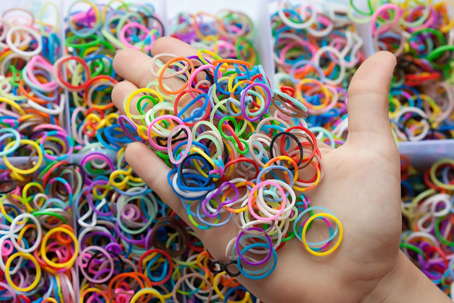 印度一名网友在网路上公开橡皮筋制作过程，吸引80万人按讚。（示意图／达志影像）