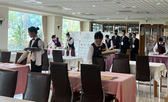 第三屆金服獎餐服托盤大賽。（翻攝照片／洪靖宜高雄傳真）