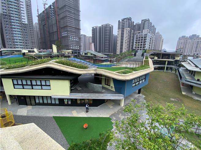 新竹市关埔国小3期景观及现有工地防护工程，经多次流标后，终于在12月21日决标。（陈育贤摄）