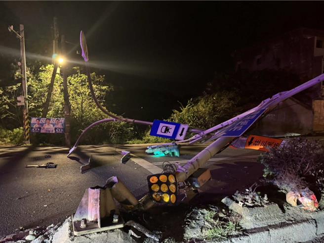 桃園大園22日清晨發生大貨車衝撞安全島事故。（翻攝照片／蔡明亘桃園傳真）