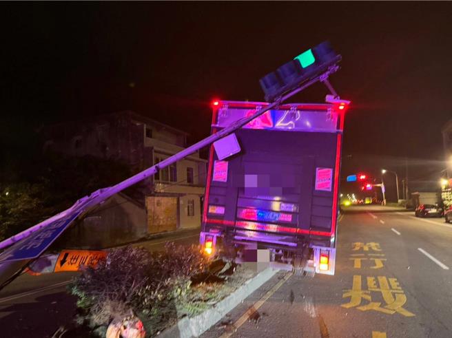 桃園大園22日清晨發生大貨車衝撞安全島事故。（翻攝照片／蔡明亘桃園傳真）