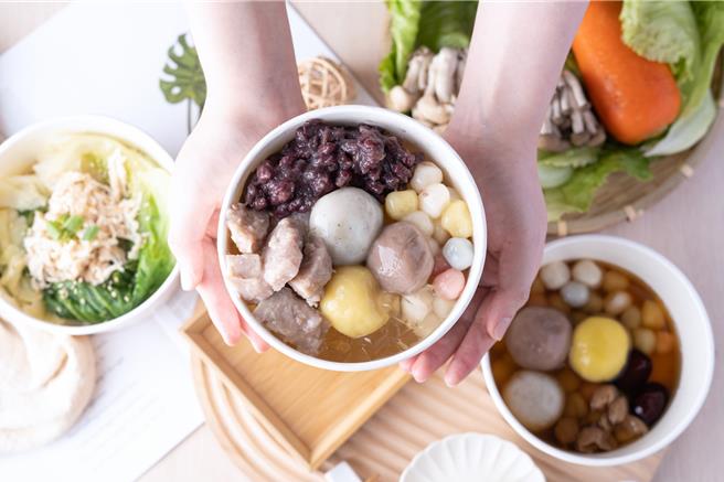 今年冬至高市府青年局特推青创店家「弯腰汤圆」，让美味食物温暖大家的胃，欢度冬至。（高市府青年局提供／洪浩轩高雄传真）