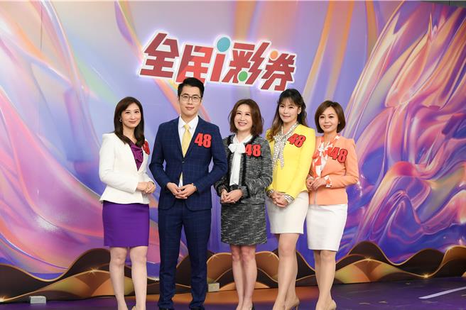 陈斐娟（中）今率领眾人出席台彩换频记者会。（三立提供）