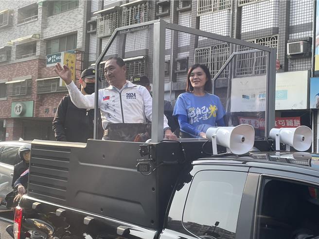 国民党总统候选人侯友宜抢攻南部选票，他将于23日再度南下高雄扫街、参拜地方庙宇，并举办青年与乡亲座谈会。（本报资料照片）