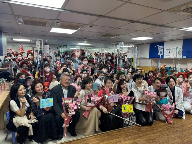 為鼓勵因病住院的孩童，中國醫藥大學附設醫院與林增連慈善基金會22日攜手於兒童醫院舉辦「相信希望相信愛慈善音樂會」。（潘虹恩攝）