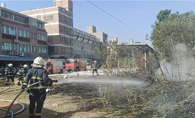 金門縣金城鎮富康一村有民眾冬至拜拜燒紙錢時不慎引發附近雜草火警，情況一度危急，警消獲報迅速趕往滅火，幸無人員傷亡。（圖／民眾提供）