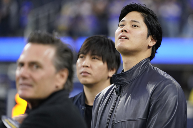 大谷翔平（右）現身美式足球賽場。（美聯社）