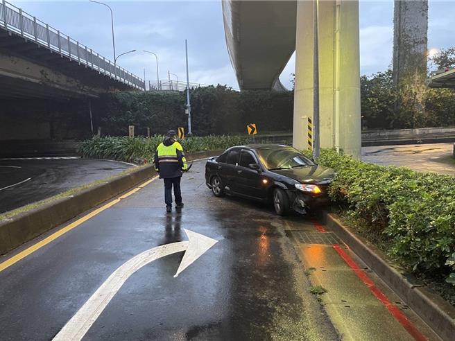 王男转弯不及自撞分隔岛，整辆车飞越至对向车道 。（翻摄照片／林郁平台北传真）