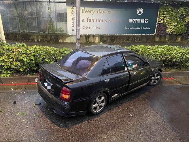 王男转弯不及自撞分隔岛，整辆车飞越至对向车道 。（翻摄照片／林郁平台北传真）