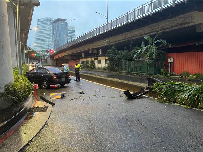 王男转弯不及自撞分隔岛，整辆车飞越至对向车道 。（翻摄照片／林郁平台北传真）