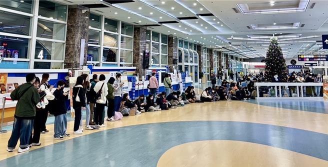 韓國女團MAMAMOO成員輝人WHEE IN，21日晚間抵達台灣，現場已有數百名粉絲在場等候。（台南市政府提供／曹婷婷台南傳真）