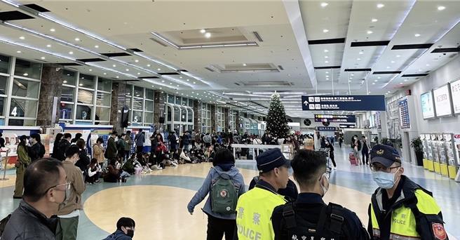 韓國女團MAMAMOO成員輝人WHEE IN，21日晚間抵達台灣，現場已有數百名粉絲在場等候，還出動警方維護秩序。（台南市政府提供／曹婷婷台南傳真）