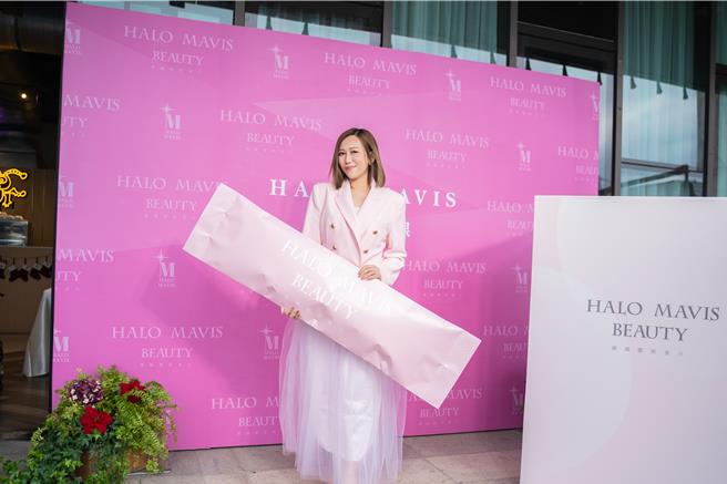 瑪菲司（右）22日舉辦歲末感恩會。（HaloMavis國際連線提供）