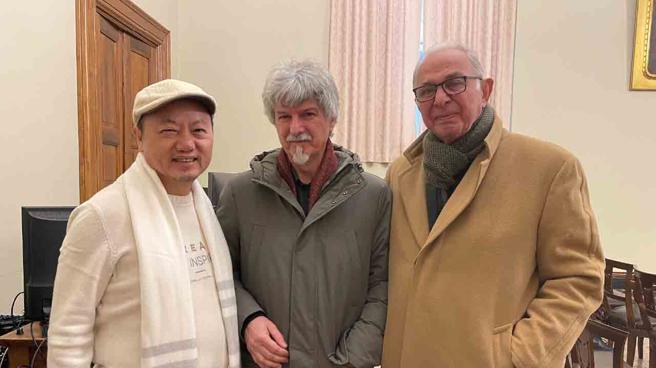 旅歐台灣藝術家白魚(左)與義大利著名詩人兼作家兼藝術評論家Gaetano Delli Santi(中) 、雕塑家兼策展人Stefano Soddu(右)合影。（圖／林伯禧（白魚）提供）
