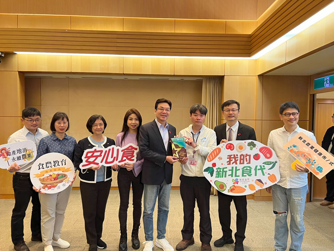 新北獲選2023食育力五星城市於市政會議獻獎(圖/新北市政府教育局提供)


