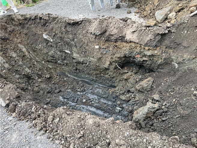 民眾党总统候选人柯文哲名下持分新竹隆恩段农业用地开挖后，发现砖头、钢筋、石头等。（王惠慧摄）