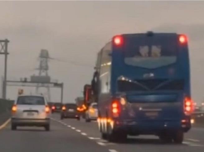 1輛遊覽車21日傍晚行經國道3號北上彰化和美路段時，受強勁側風影響，車身不斷左右搖晃。（翻攝LINE社會事新聞影音群組／孫英哲彰化傳真）