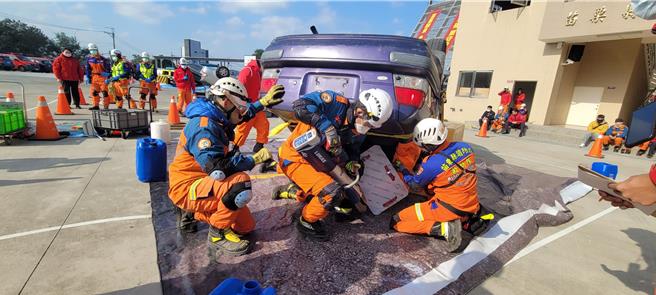 苗栗縣消防局22日舉行重大車禍災害搶救演練競賽。（消防局提供／謝明俊苗栗傳真）
