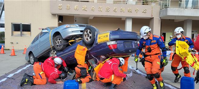 苗栗縣消防局22日舉行重大車禍災害搶救演練競賽。（消防局提供／謝明俊苗栗傳真）