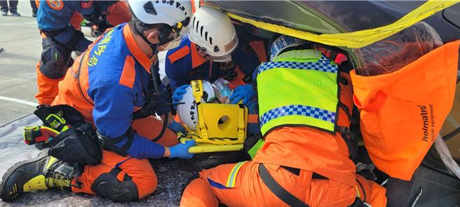 苗栗縣消防局22日舉行重大車禍災害搶救演練競賽。（消防局提供／謝明俊苗栗傳真）
