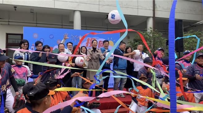 南投县政府22日举行县长许淑华就职周年暨县政年终记者会，现场抛出活力球象徵南投县迈向宜居城市再向前迈进一大步。曾雪蒨摄