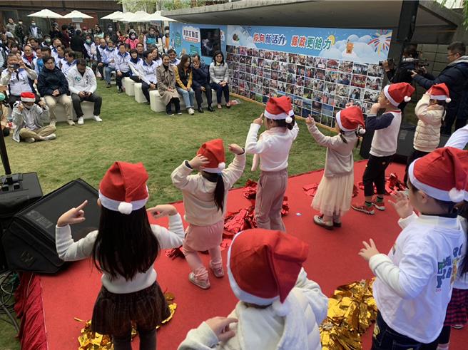 南投县年终记者会邀请一群头戴耶诞帽小朋友表演歌舞，充满活力演出获得热情掌声。曾雪蒨摄